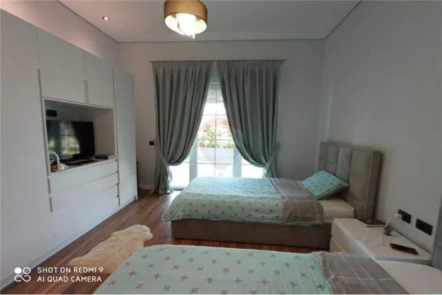 Tirane, jepet me qera Vile 3.000 m² Euro (Petrele)