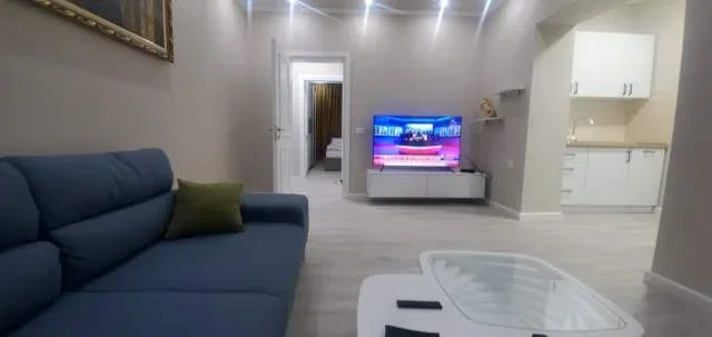 Tirane, jepet me qera apartament 2+1 Kati 1, 650 Euro (Pazari i Ri)