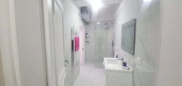 Tirane, jepet me qera apartament 2+1 Kati 1, 650 Euro (Pazari i Ri)