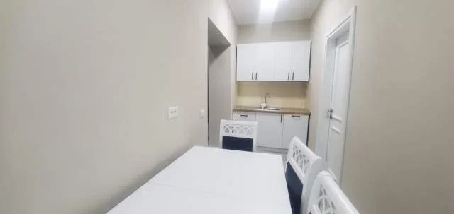 Tirane, jepet me qera apartament 2+1 Kati 1, 650 Euro (Pazari i Ri)