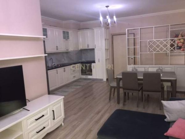 Tirane, jepet me qera apartament 2+1+2 kati 2, 93 m2 450 Euro /muaj (Rruga e elbasanit)