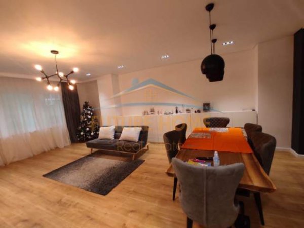 Tirane, shitet apartament Kati 5, 160 m² 420.000 Euro (Blloku)