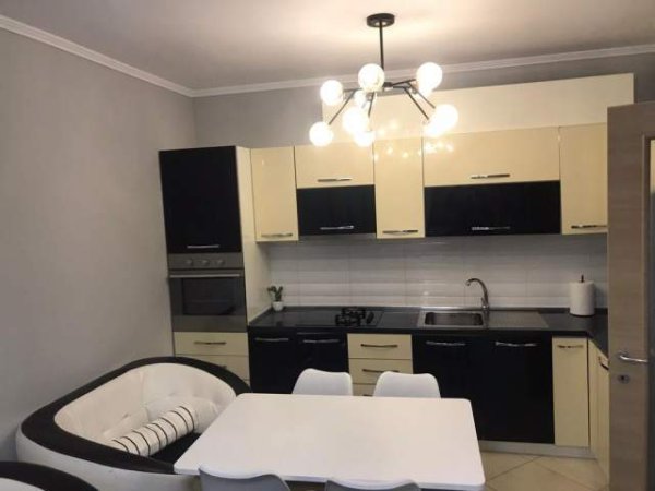 Tirane, jepet me qera apartament 2+1