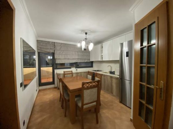 Tirane, jepet me qera apartament 3+1+A+BLK Kati 2, 140 m²  (Frosina Plaku)