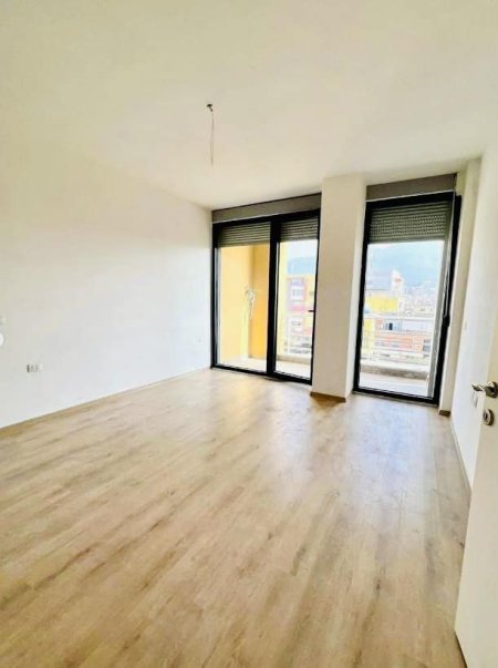 Tirane, shes apartament 1+1 86 m² 99.000  (Sapo Kalon Maternitetin e Ri)