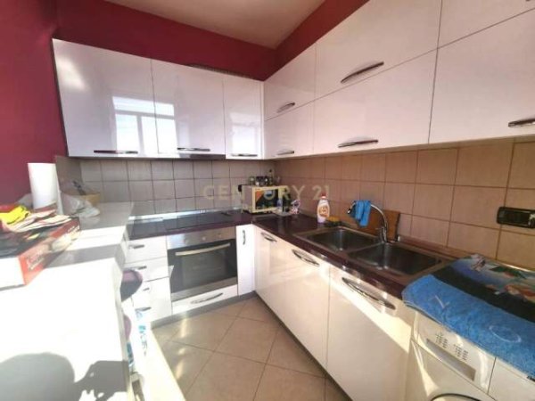 Tirane, shes apartament 2+1 Kati 9, 107 m² 210.000 Euro (Rruga e Kavajës)