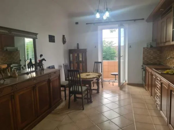 Tirane, jepet me qera apartament 3+1+BLK Kati 2, 105 m² 700 Euro (Rruga e Dibres)