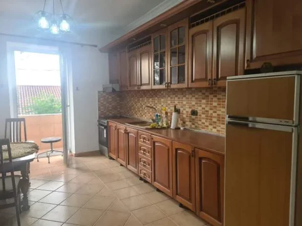 Tirane, jepet me qera apartament 3+1+BLK Kati 2, 105 m² 700 Euro (Rruga e Dibres)