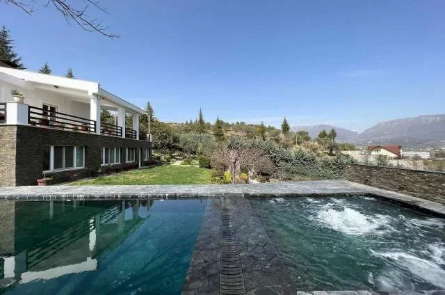 Tirane, jepet me qera Vile 3 Katshe 500 m² (prane TEG)