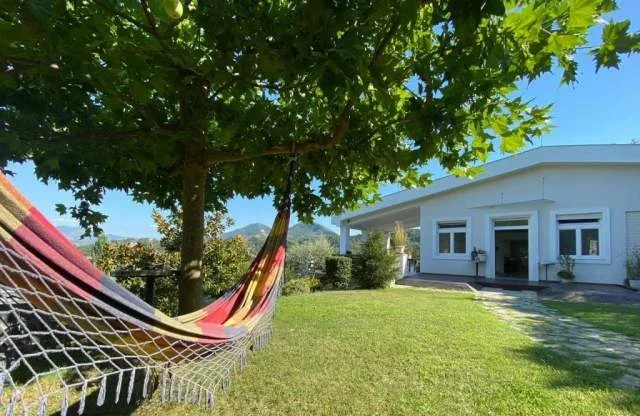 Tirane, jepet me qera Vile 3 Katshe 500 m² (prane TEG)