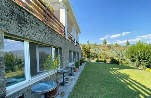 Tirane, jepet me qera Vile 3 Katshe 500 m² (prane TEG)