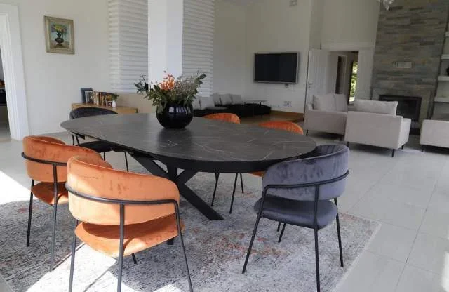 Tirane, jepet me qera Vile 3 Katshe 500 m² (prane TEG)