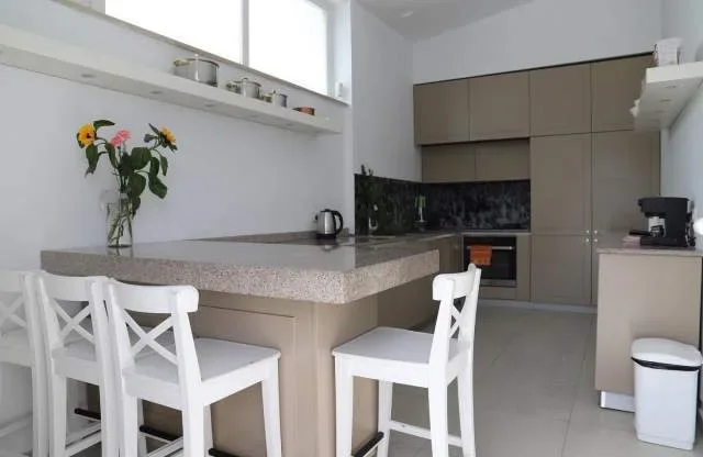 Tirane, jepet me qera Vile 3 Katshe 500 m² (prane TEG)