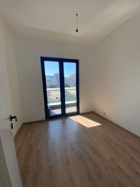 Tirane, jepet me qera zyre Kati 3, 120 m² 700 Euro (Kompleksi Square 21)