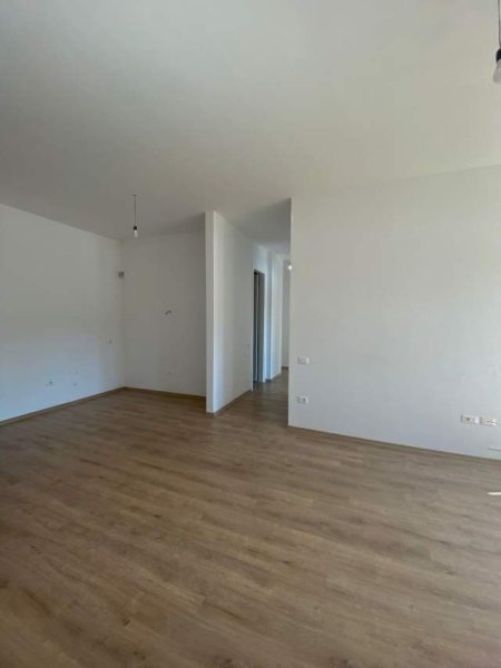 Tirane, jepet me qera zyre Kati 3, 120 m² 700 Euro (Kompleksi Square 21)