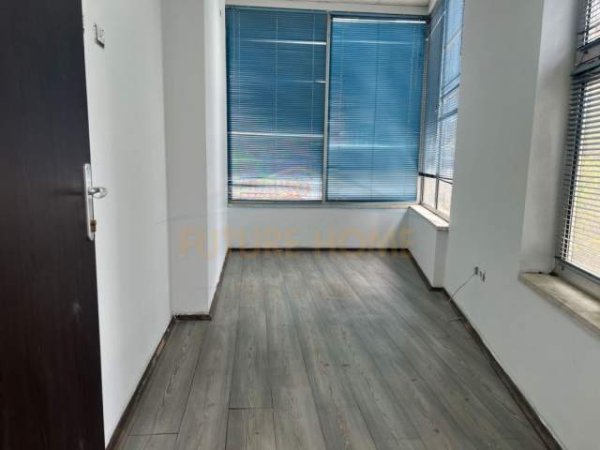 Tirane, jepet me qera ambjent biznesi Kati 1, 183 m² 2.200 Euro (Komuna e Parisit)