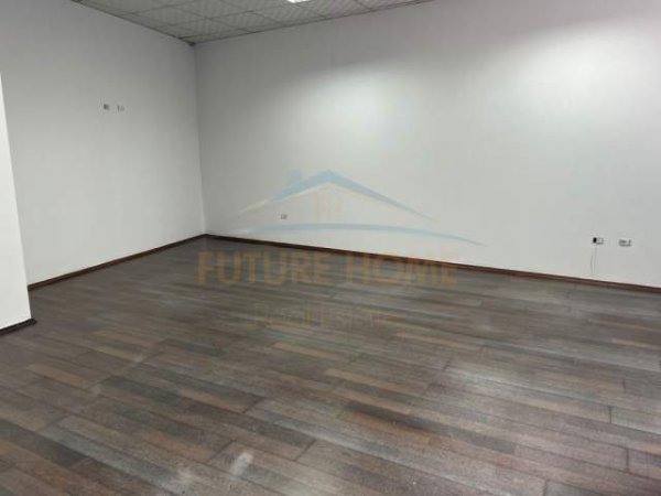 Tirane, jepet me qera ambjent biznesi Kati 1, 183 m² 2.200 Euro (Komuna e Parisit)