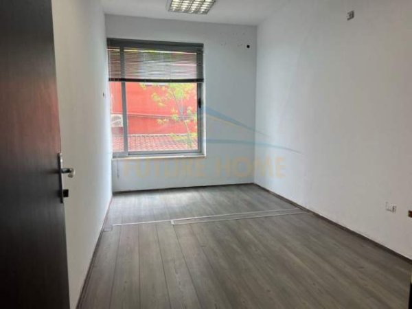 Tirane, jepet me qera ambjent biznesi Kati 1, 183 m² 2.200 Euro (Komuna e Parisit)
