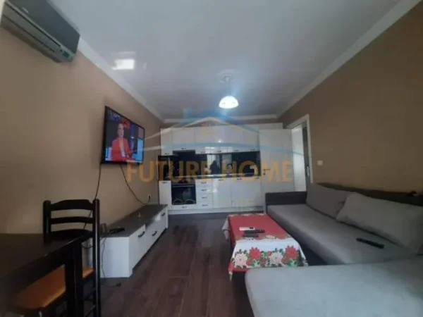 Tirane, jepet me qera apartament 1+1 Kati 4, 50 m² 460 Euro (Bllok)