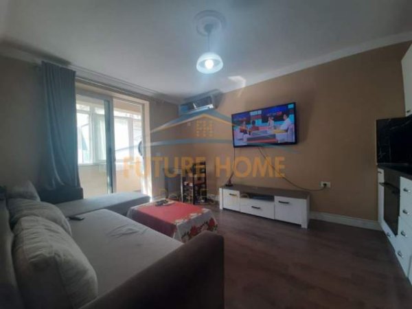 Tirane, jepet me qera apartament 1+1 Kati 4, 50 m² 460 Euro (Bllok)