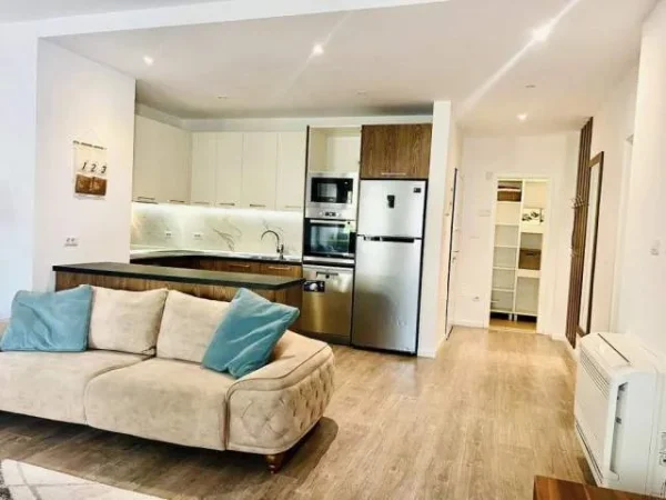 Tirane, jepet me qera apartament 3+1 130 m² 1200 Euro (Bllok,)