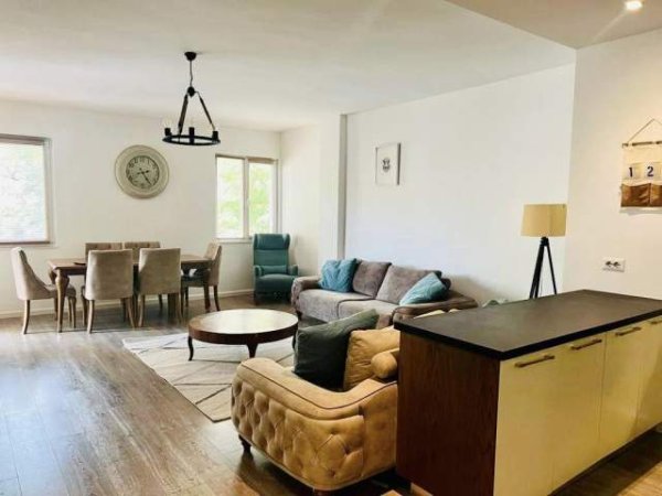 Tirane, jepet me qera apartament 3+1 130 m² 1200 Euro (Bllok,)
