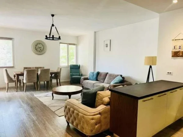 Tirane, jepet me qera apartament 3+1 130 m² 1200 Euro (Bllok,)