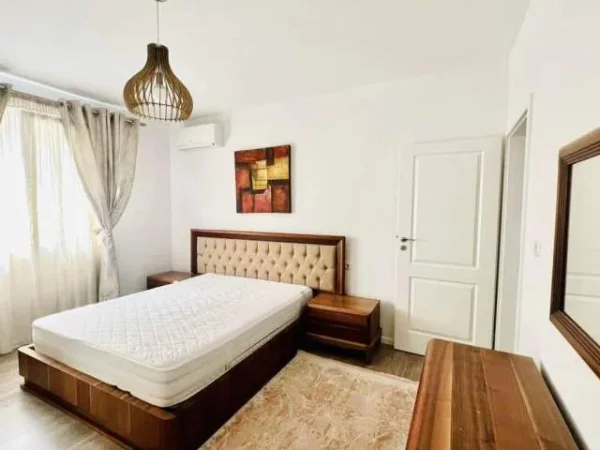 Tirane, jepet me qera apartament 3+1 130 m² 1200 Euro (Bllok,)