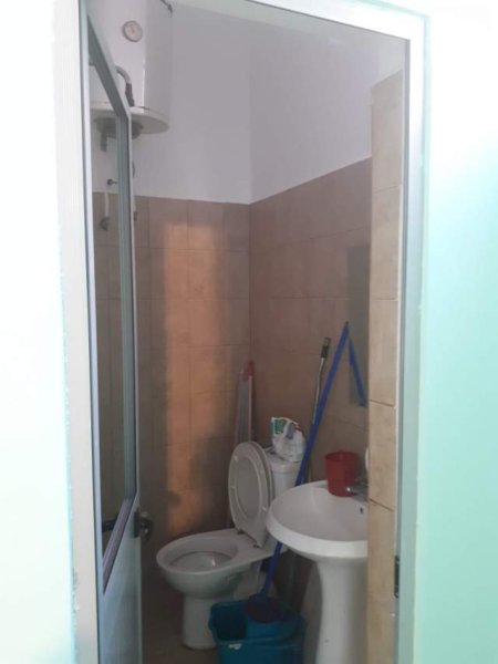Tirane, jap me qera dyqan Kati 0, 60 m² 300 Euro (PETRO NINI LUARASI)