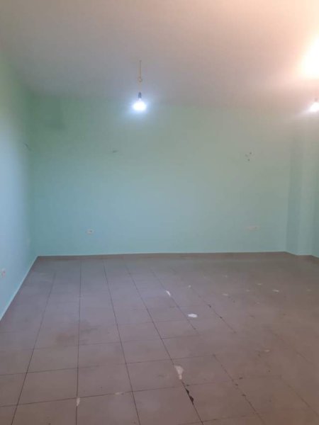 Tirane, jap me qera dyqan Kati 0, 60 m² 300 Euro (PETRO NINI LUARASI)