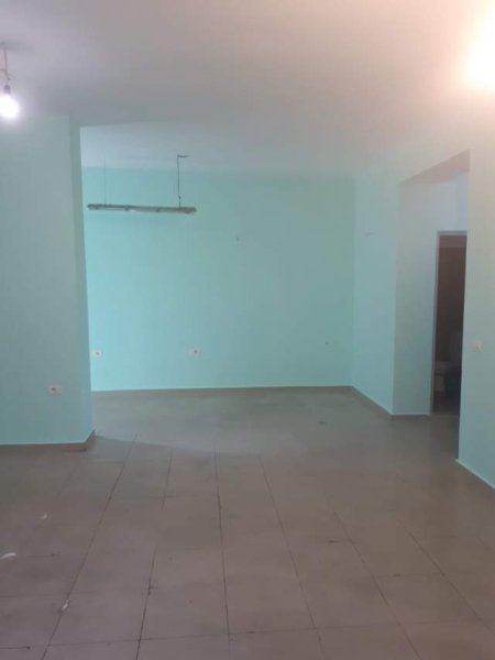 Tirane, jap me qera dyqan Kati 0, 60 m² 300 Euro (PETRO NINI LUARASI)