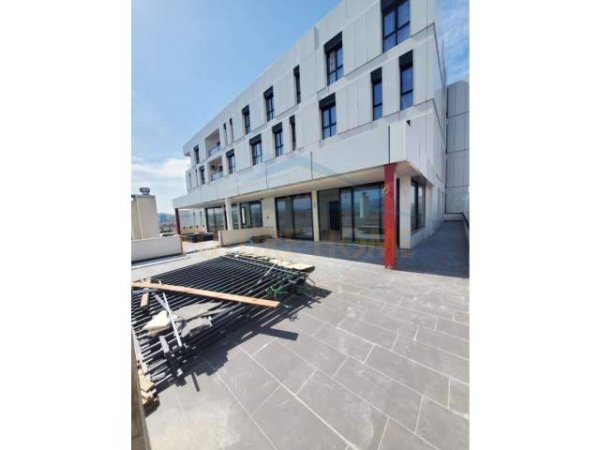Tirane, jepet me qera ambjent biznesi Kati 8, 380 m² 2.200 Euro (OPP+33955)