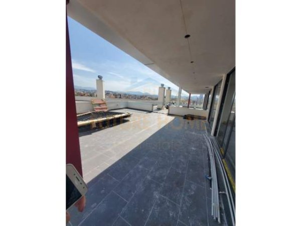 Tirane, jepet me qera ambjent biznesi Kati 8, 380 m² 2.200 Euro (OPP+33955)