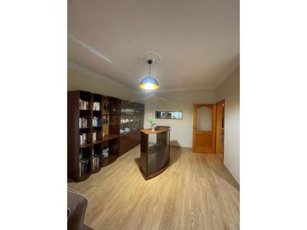 Tirane, jepet me qera apartament Kati 1, 127 m² 450 Euro (Rrugën Ali Visha , pranë Kompleksit Grand.)