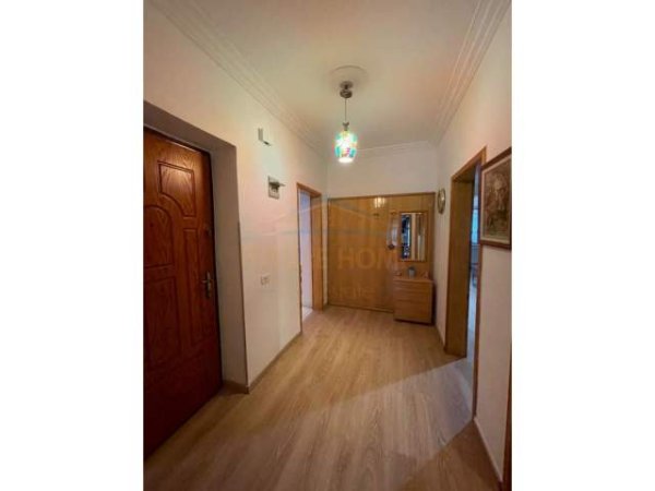 Tirane, jepet me qera apartament Kati 1, 127 m² 450 Euro (Rrugën Ali Visha , pranë Kompleksit Grand.)