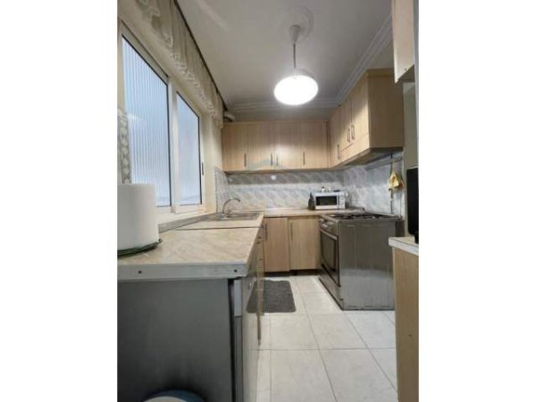 Tirane, jepet me qera apartament Kati 1, 127 m² 450 Euro (Rrugën Ali Visha , pranë Kompleksit Grand.)