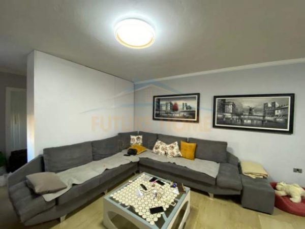 Tirane, jepet me qera apartament 3+1 Kati 4, 150 m² 800 Euro