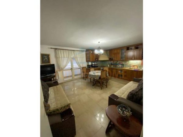 Tirane, jepet me qera apartament 3+1 Kati 4, 150 m² 800 Euro