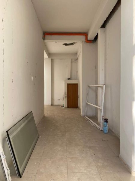 Tirane, jap me qera dyqan Kati 0, 77 m² 300 Euro (Pallatet e Verdha, Casa Italia)