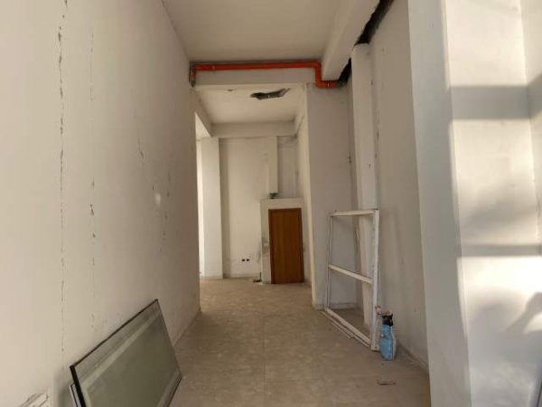 Tirane, jap me qera dyqan Kati 0, 77 m² 300 Euro (Pallatet e Verdha, Casa Italia)