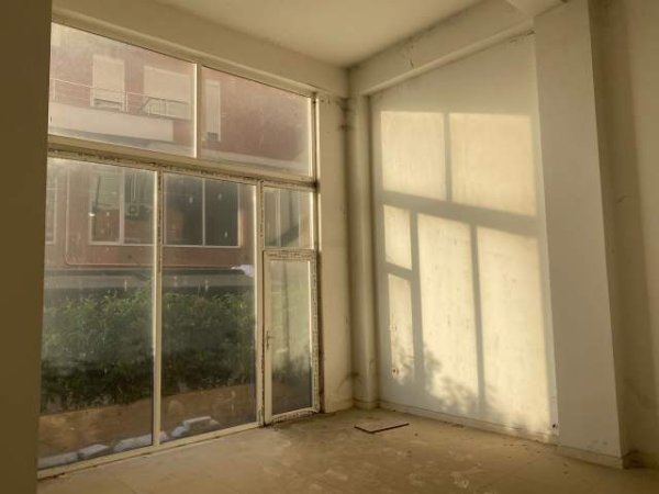Tirane, jap me qera dyqan Kati 0, 77 m² 300 Euro (Pallatet e Verdha, Casa Italia)