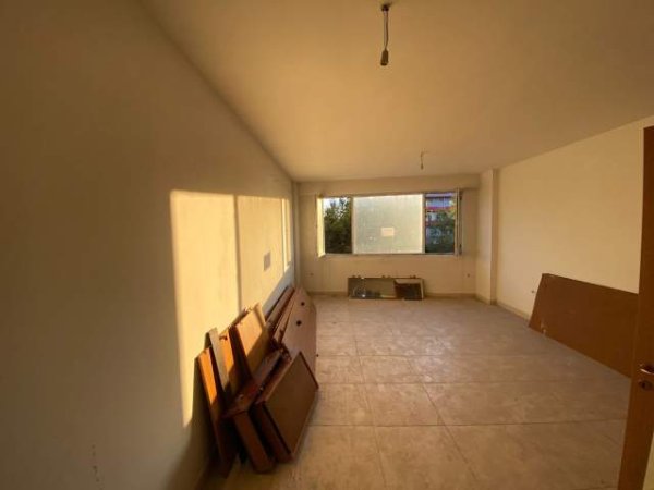 Tirane, jepet me qera dyqan Kati 1, 57 m² 250 Euro (Pallatet e Verdha, Casa Italia)