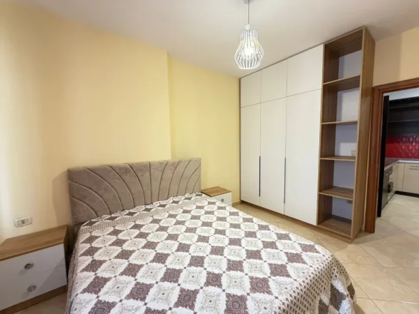 Tirane, jepet me qera apartament 1+1 Kati 4, 70 m² 420 € (Unaza e Re)