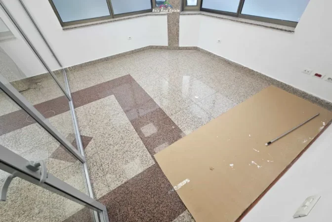 Tirane, jepet me qera zyre Kati 1, 235 m² 4.500 € (blloku)