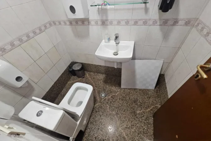 Tirane, jepet me qera zyre Kati 1, 235 m² 4.500 € (blloku)