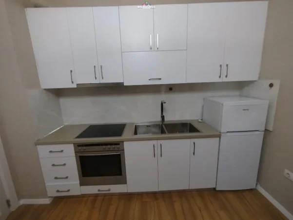 Tirane, jepet me qera apartament 1+1+Ballkon Kati 7, 65 m² 520 € (golden park)