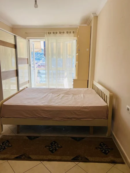 Tirane, jepet me qera apartament 2+1 Kati 4, 100 m² 500 € (GRAND GALLERY, YZBERISHT)