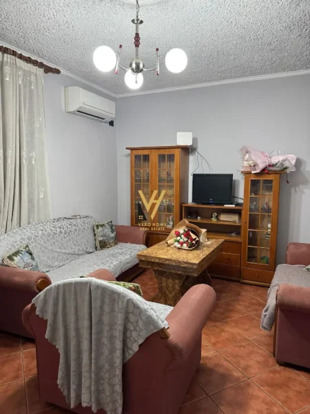 Tirane, jepet me qera apartament 2+1+Ballkon Kati 3, 75 m² 470 € (OXHAKU)
