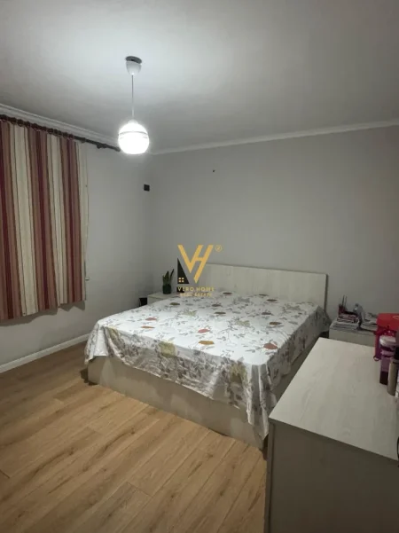 Tirane, jepet me qera apartament 2+1+Ballkon Kati 3, 75 m² 470 € (OXHAKU)