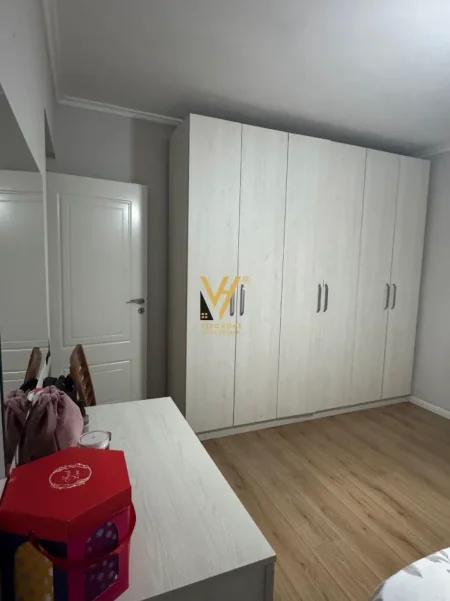 Tirane, jepet me qera apartament 2+1+Ballkon Kati 3, 75 m² 470 € (OXHAKU)